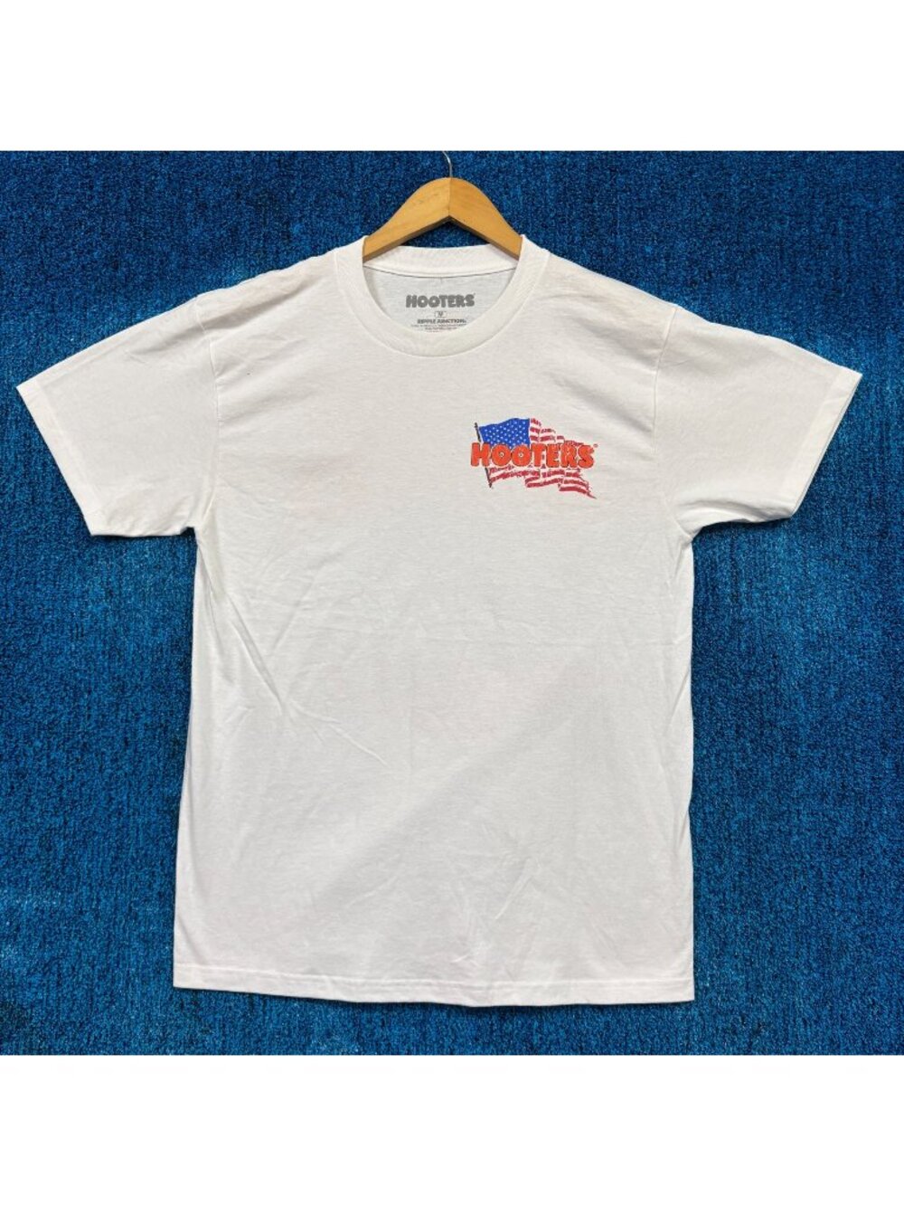 Hooters Red White Wings White T-Shirt Size Medium